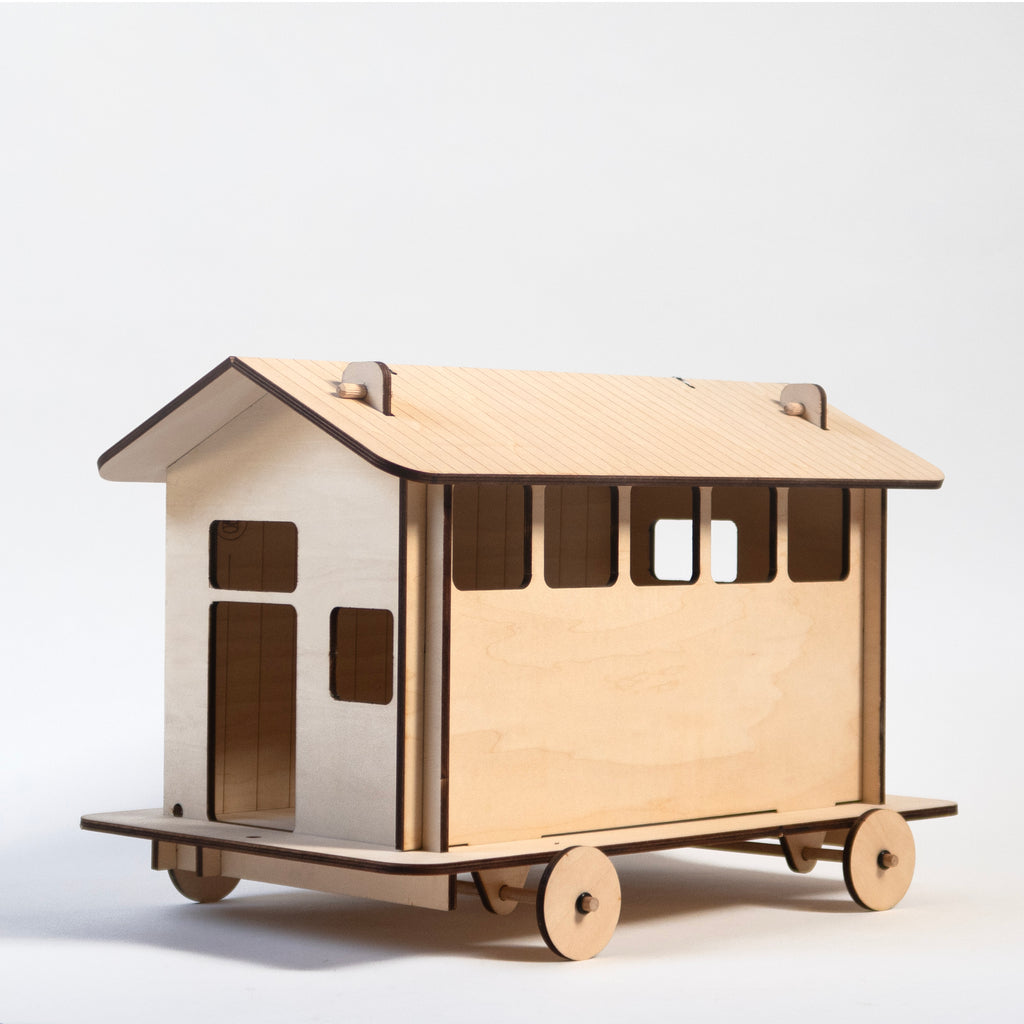 La roulotte, maison de poupée en bois et son mobilier.