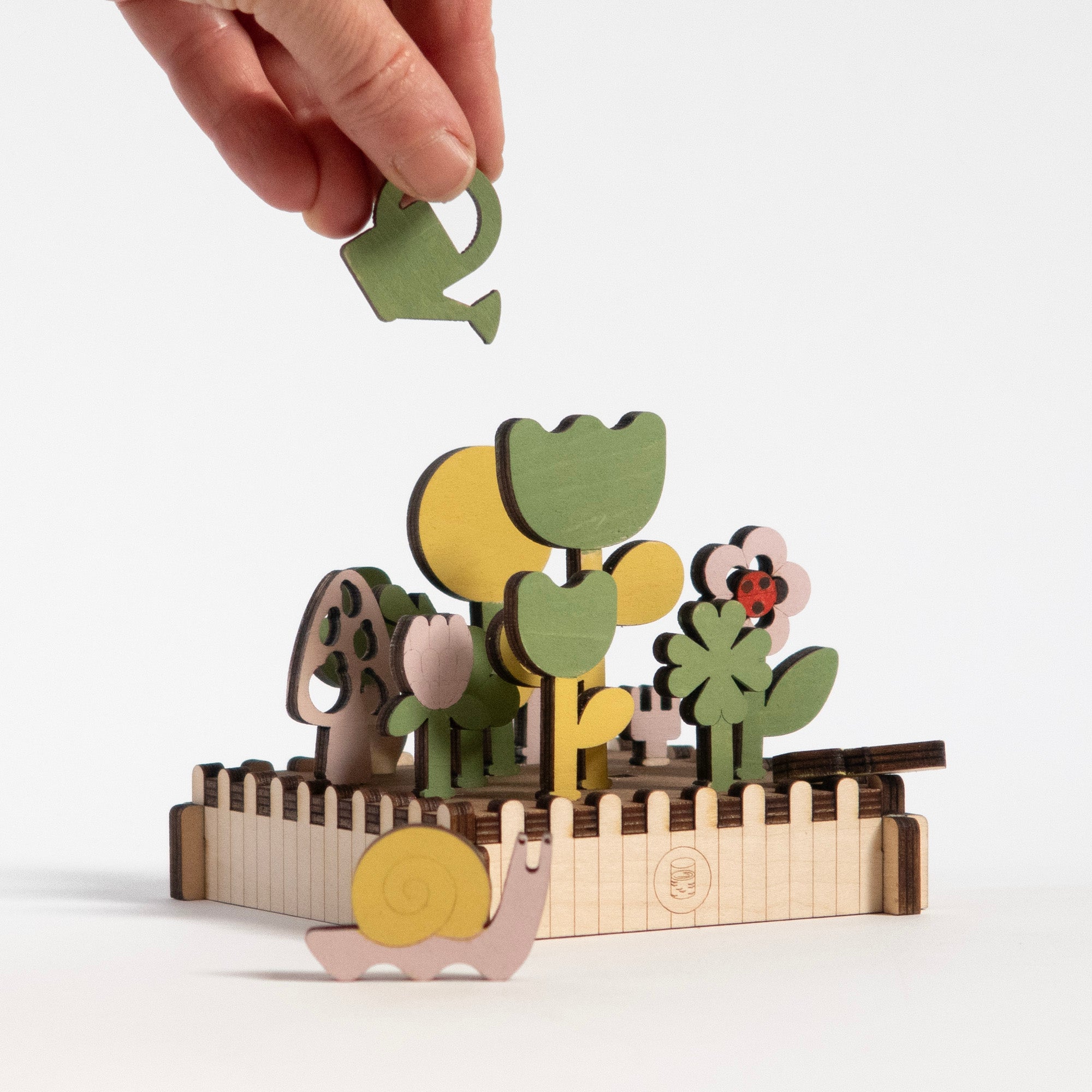 Jardin miniature en bois découpé.