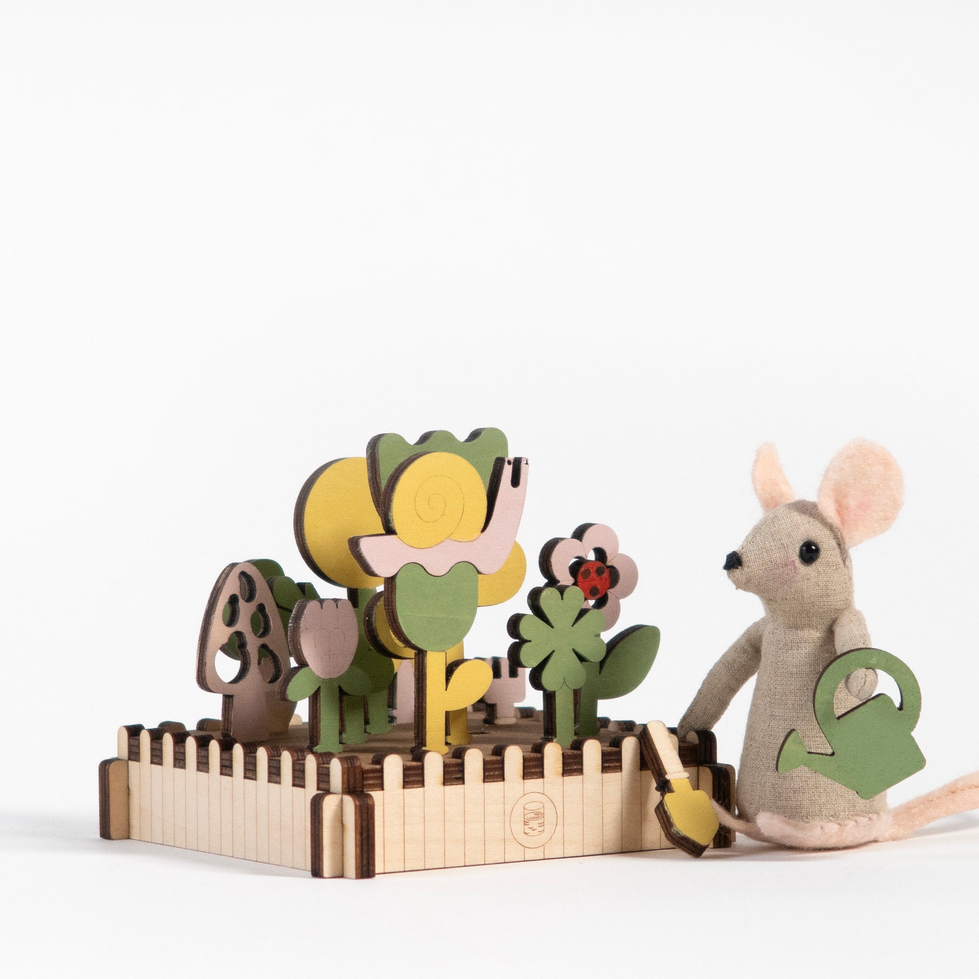 Jardin miniature en bois découpé.