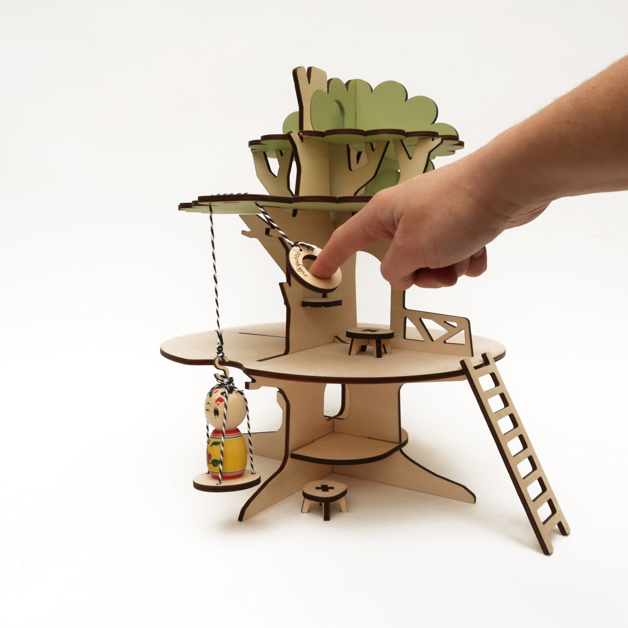 La maison-arbre, maison de poupée en bois et son mobilier sur commande.