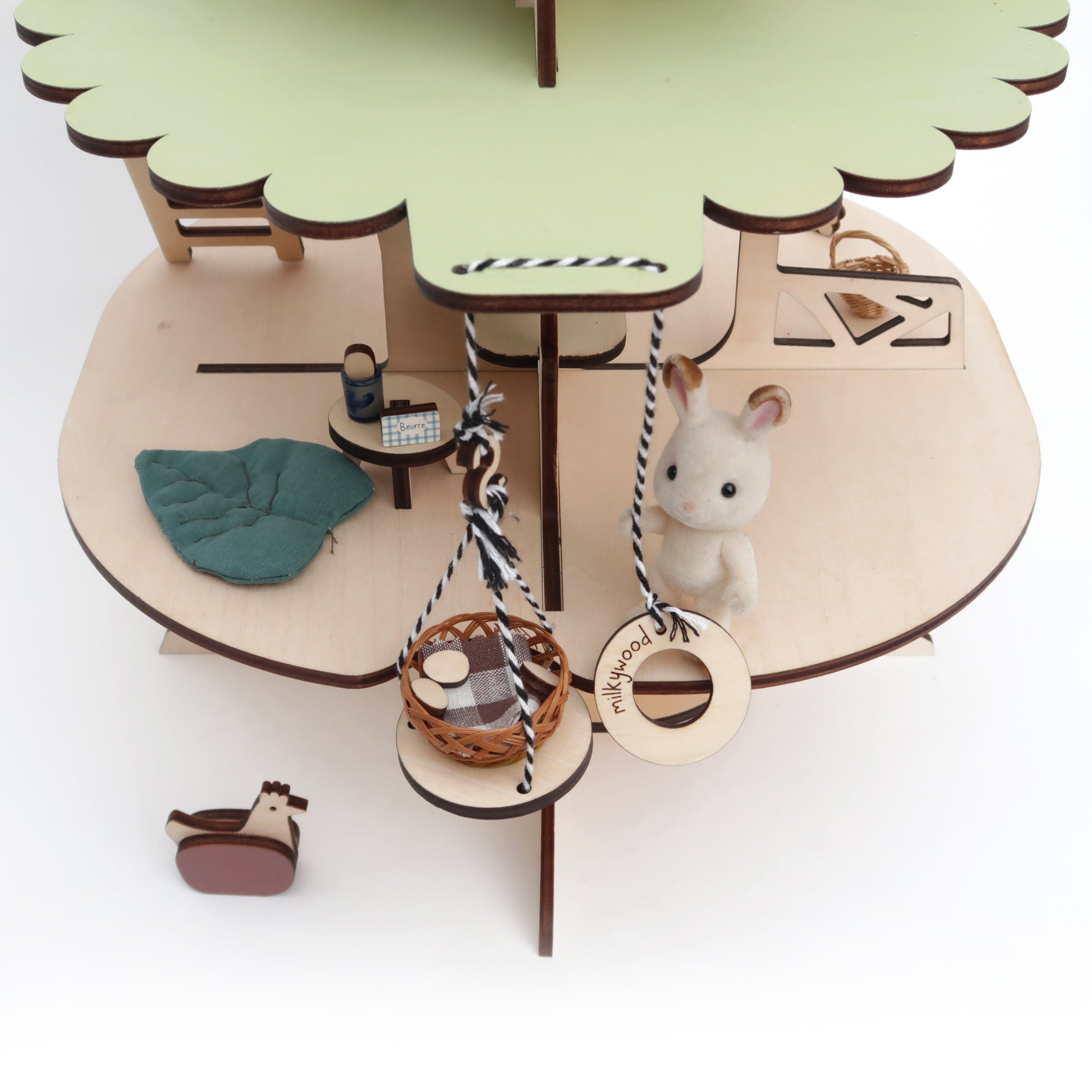 La maison-arbre, maison de poupée en bois et son mobilier sur commande.