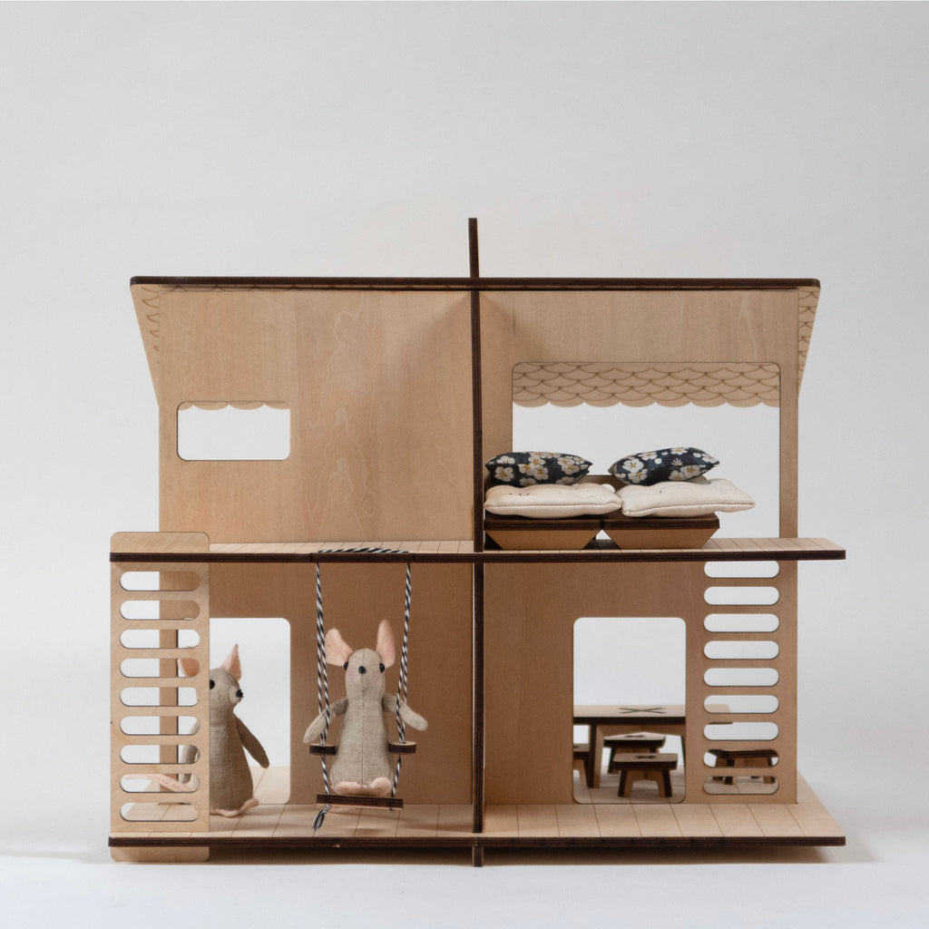Country-house, maison de poupée en bois et son mobilier.