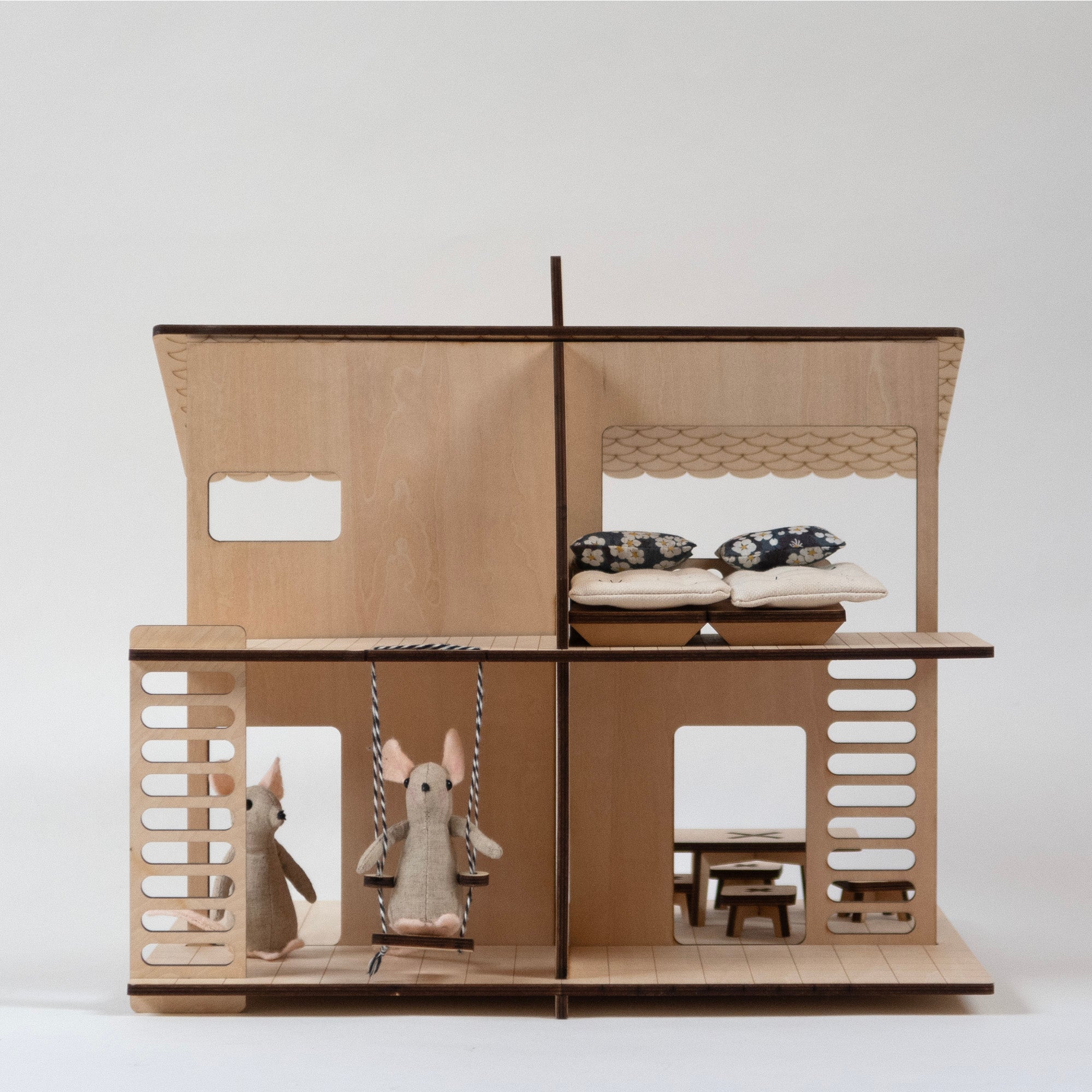 Country-house, maison de poupée en bois et son mobilier.