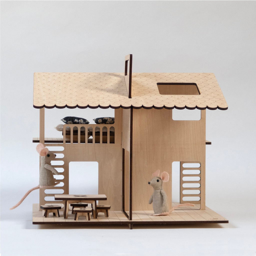 Country-house, maison de poupée en bois et son mobilier.