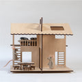 Country-house, maison de poupée en bois et son mobilier.