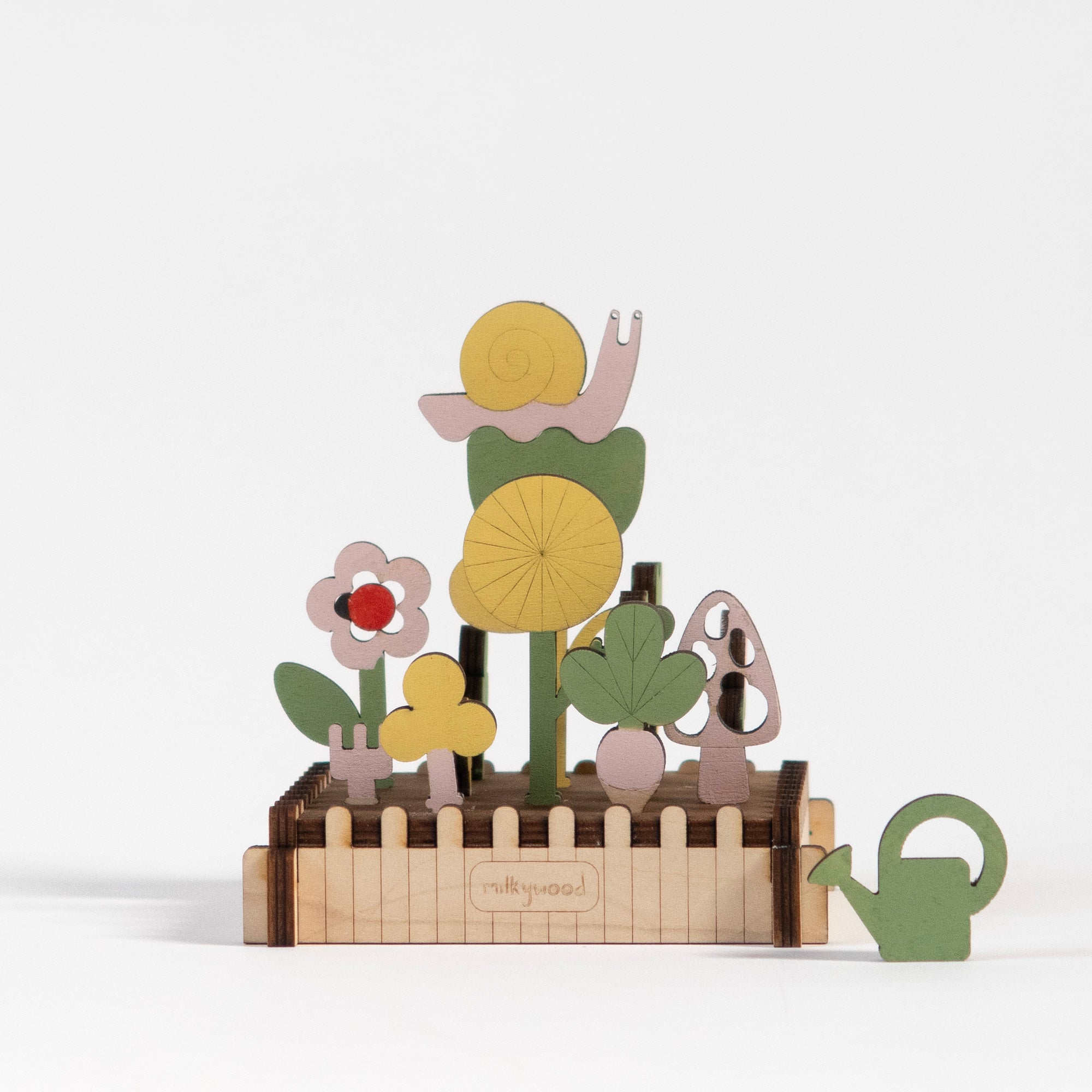 Jardin miniature en bois découpé.