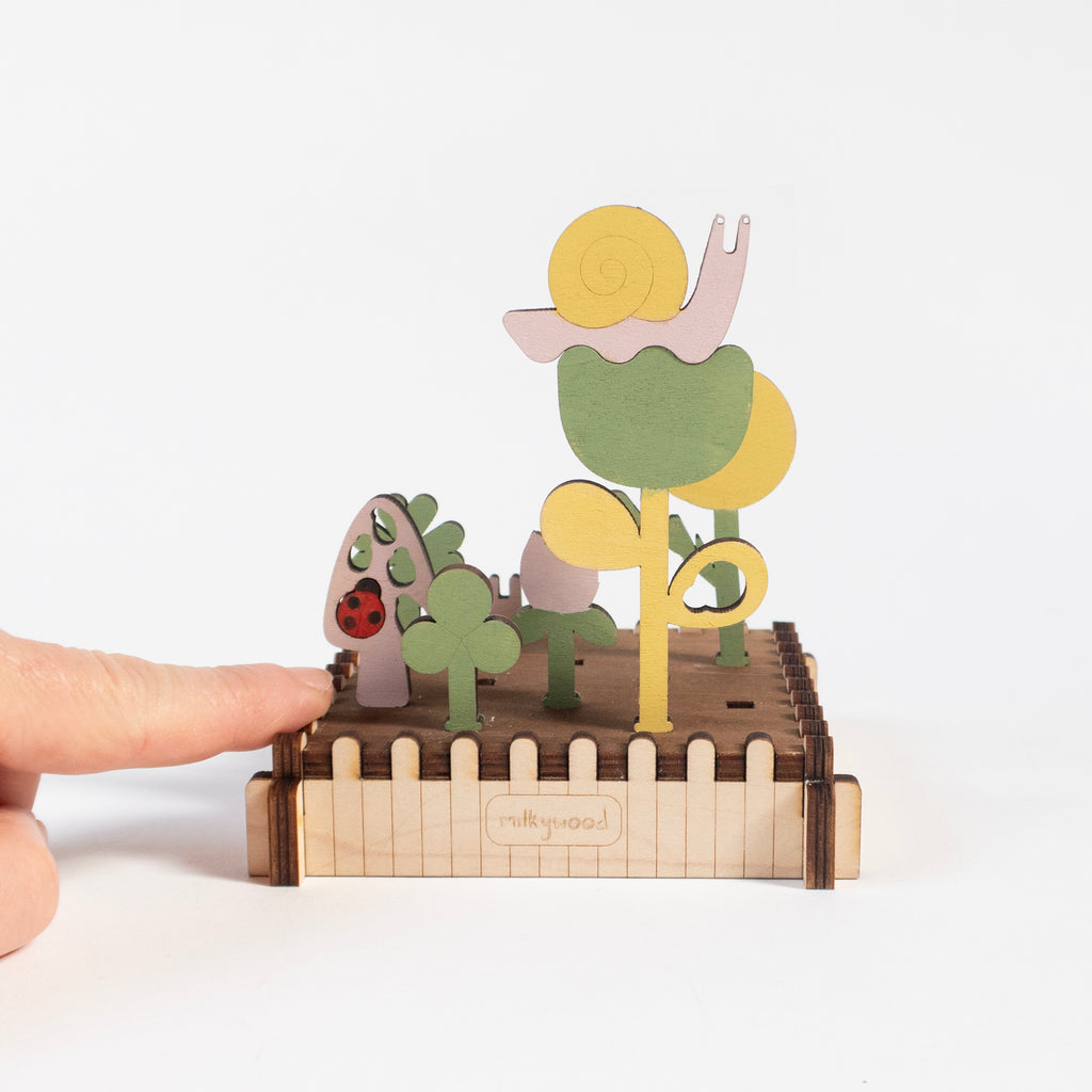 Jardin miniature en bois découpé.