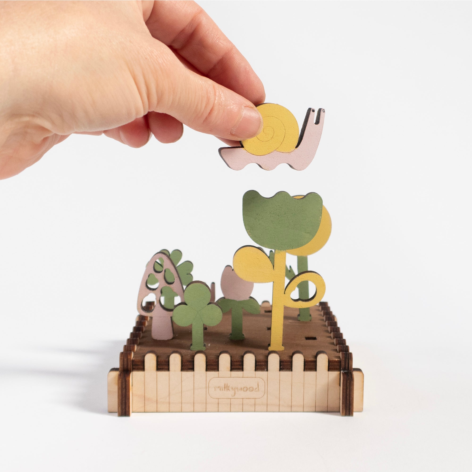 Jardin miniature en bois découpé.