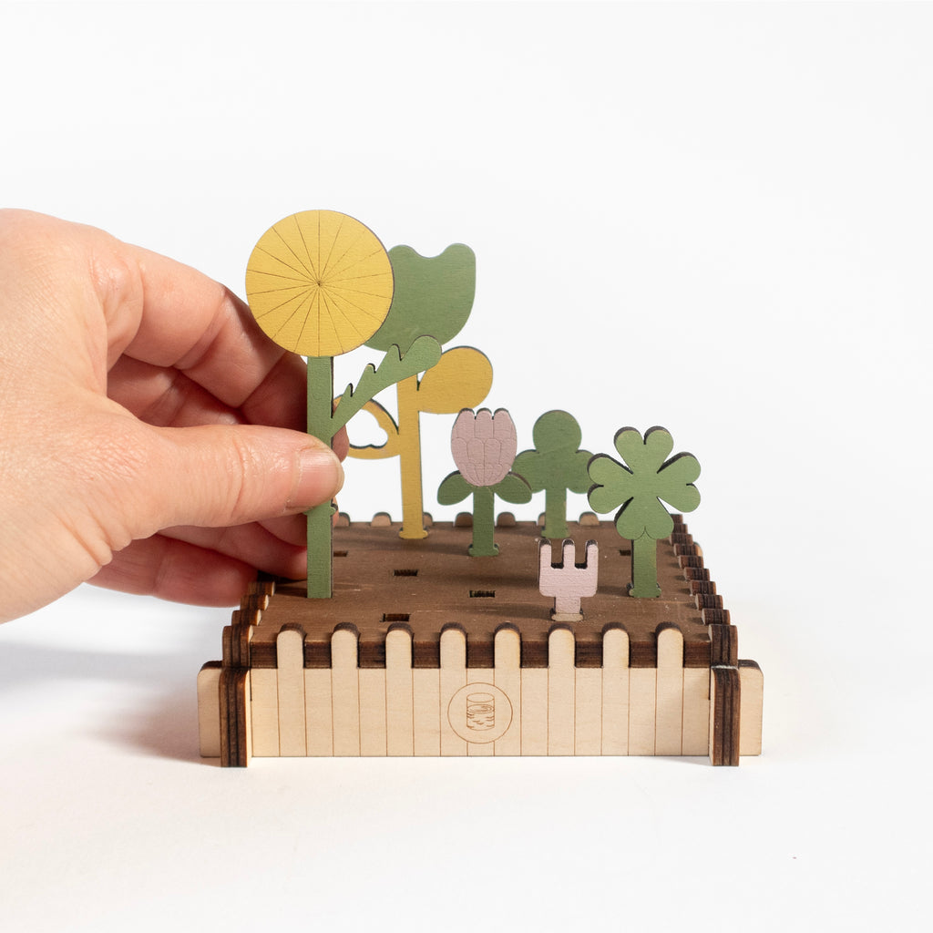Jardin miniature en bois découpé.
