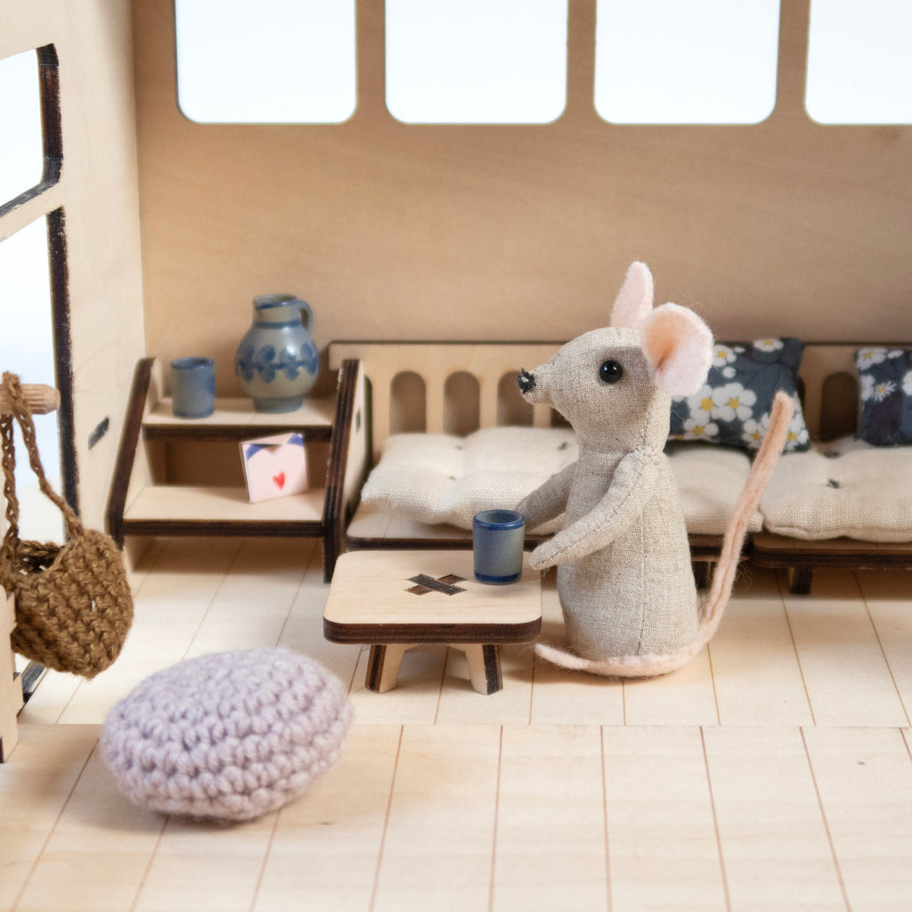 La roulotte, maison de poupée en bois et son mobilier.