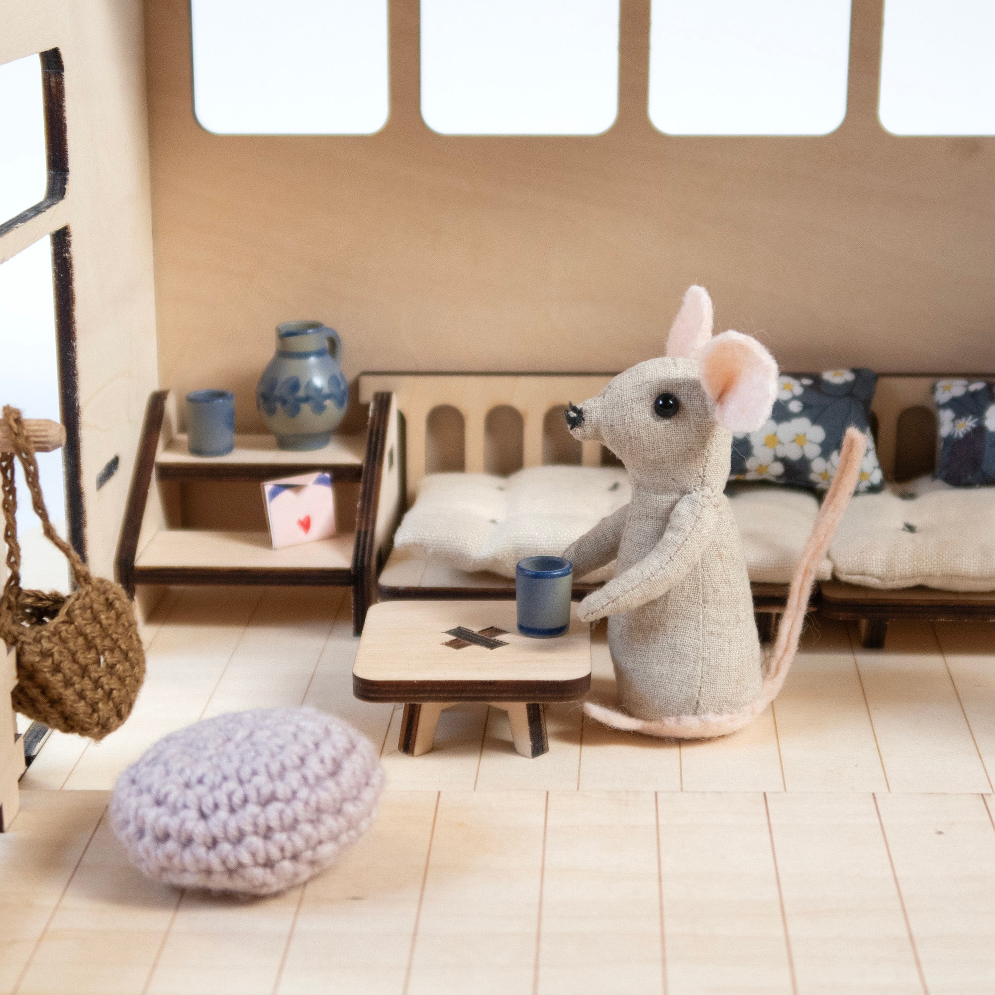 La roulotte, maison de poupée en bois et son mobilier.
