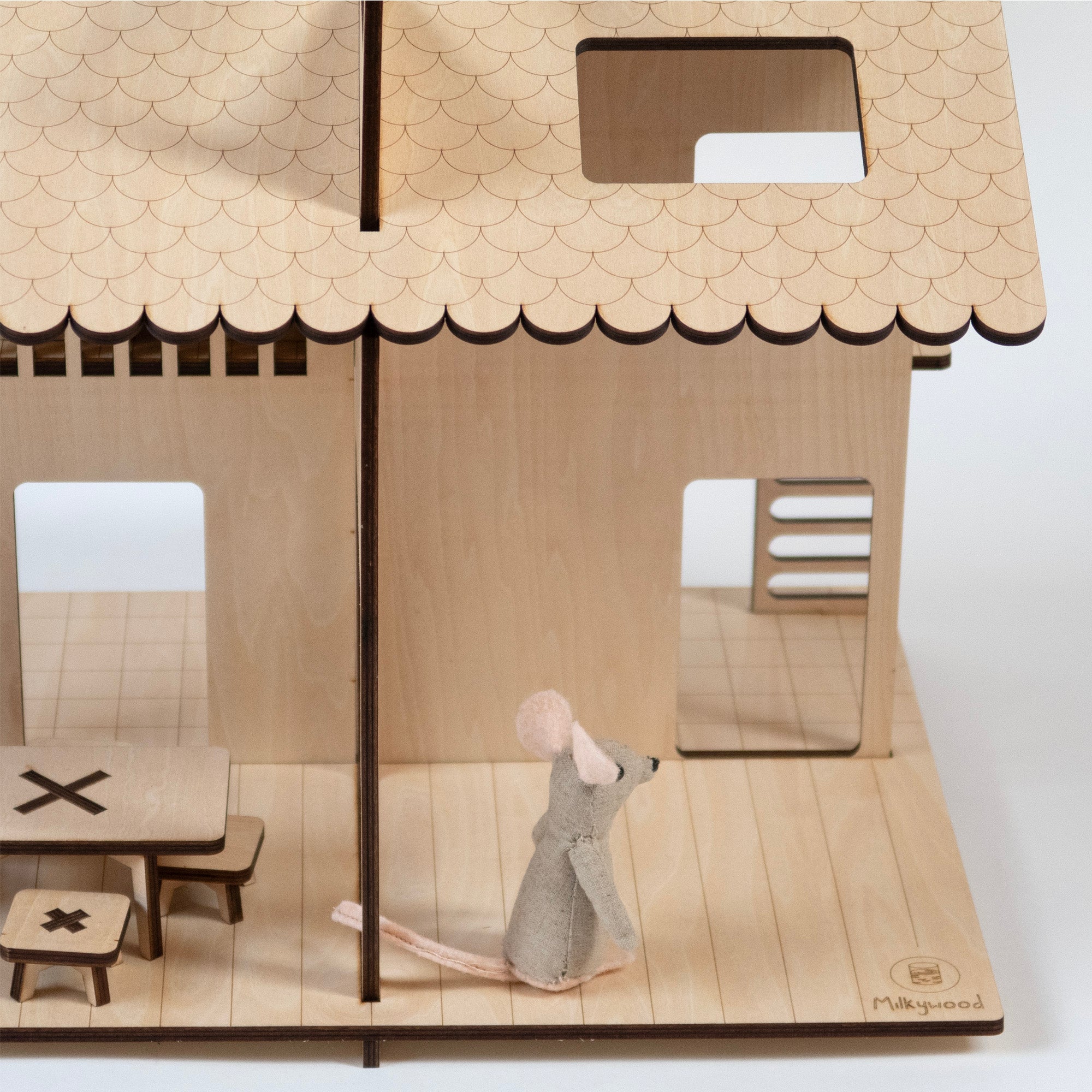 Country-house, maison de poupée en bois et son mobilier.