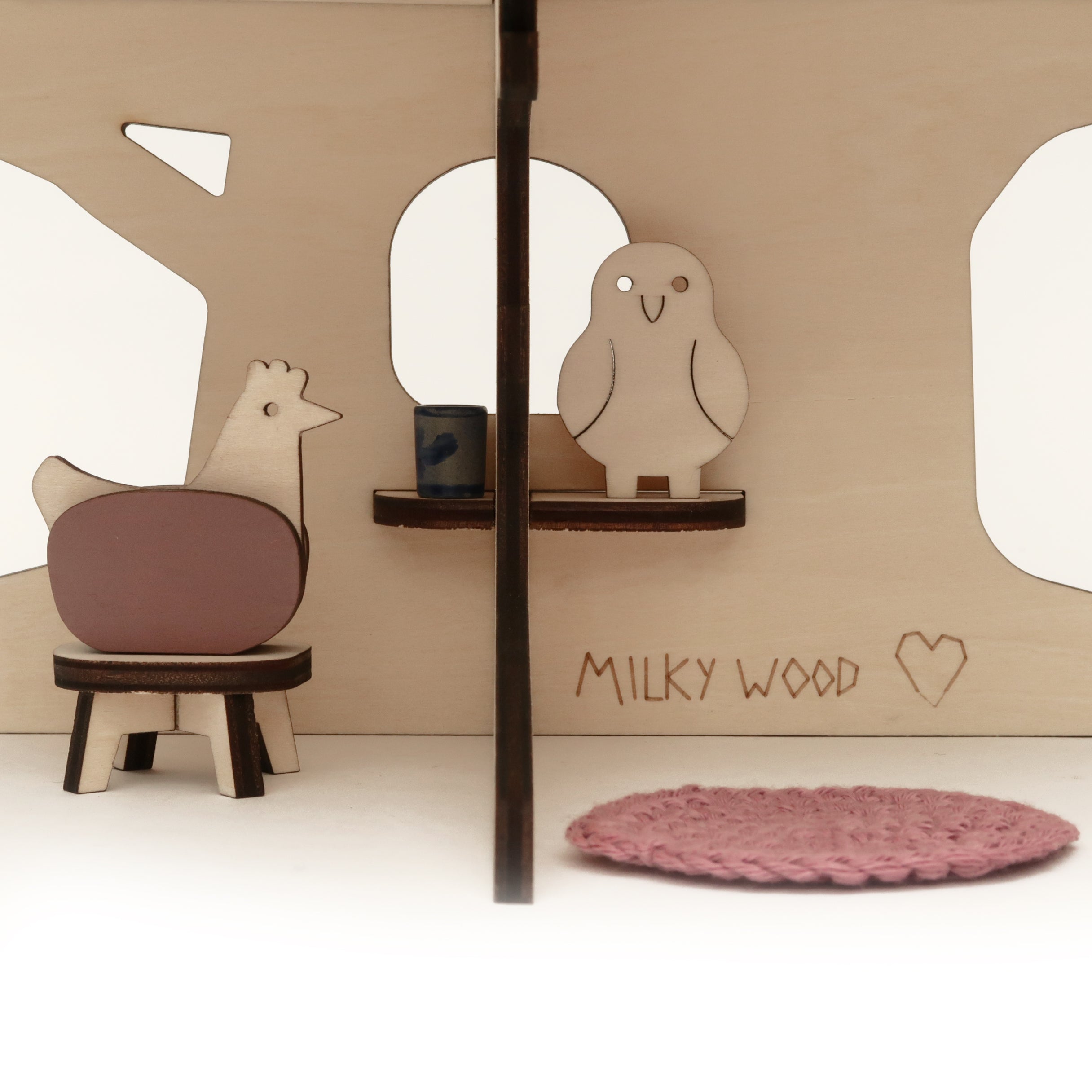 La maison-arbre, maison de poupée en bois et son mobilier sur commande.