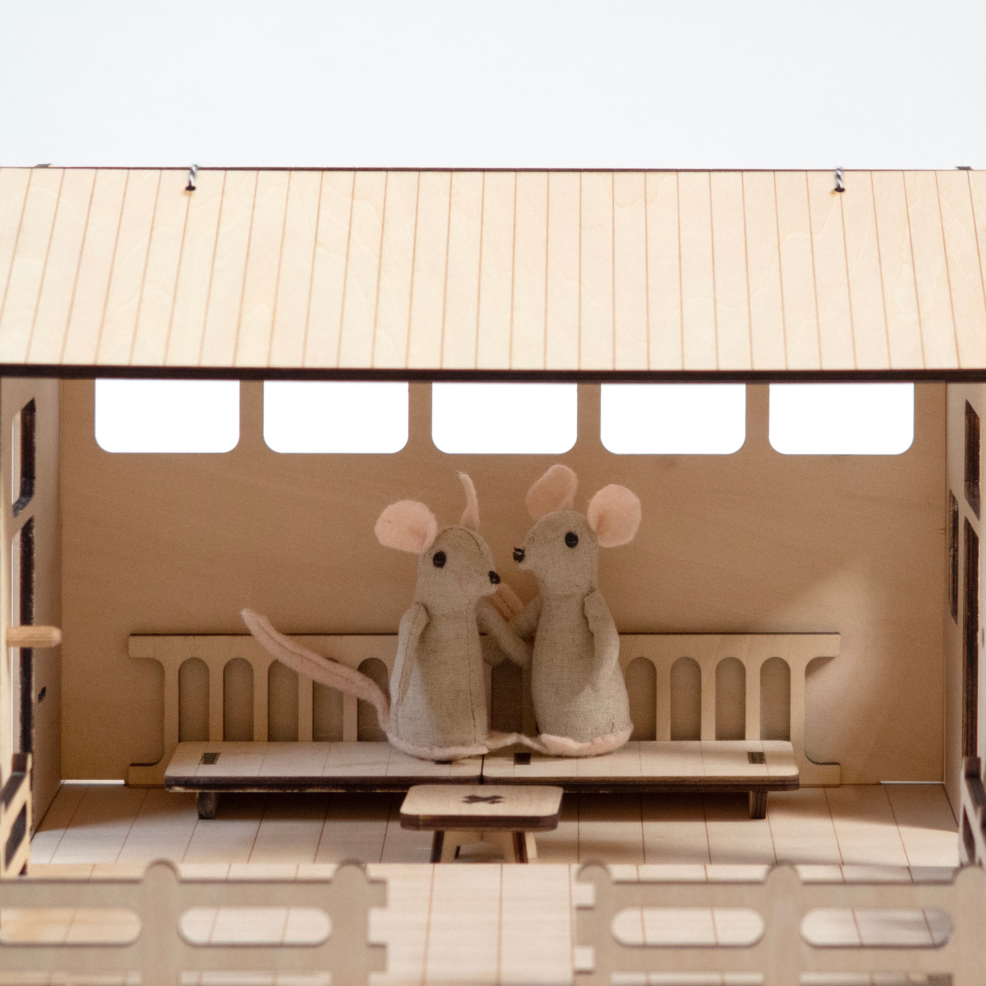 La roulotte, maison de poupée en bois et son mobilier.