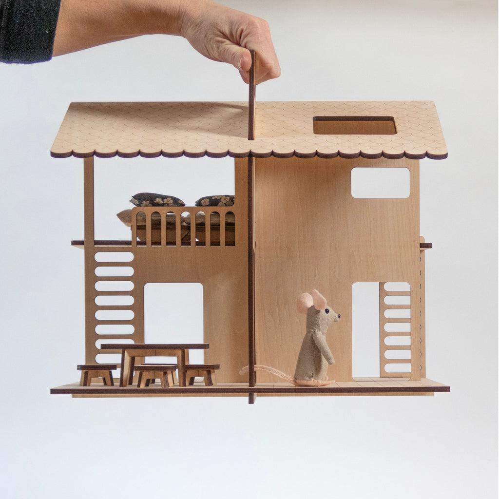 Country-house, maison de poupée en bois et son mobilier.