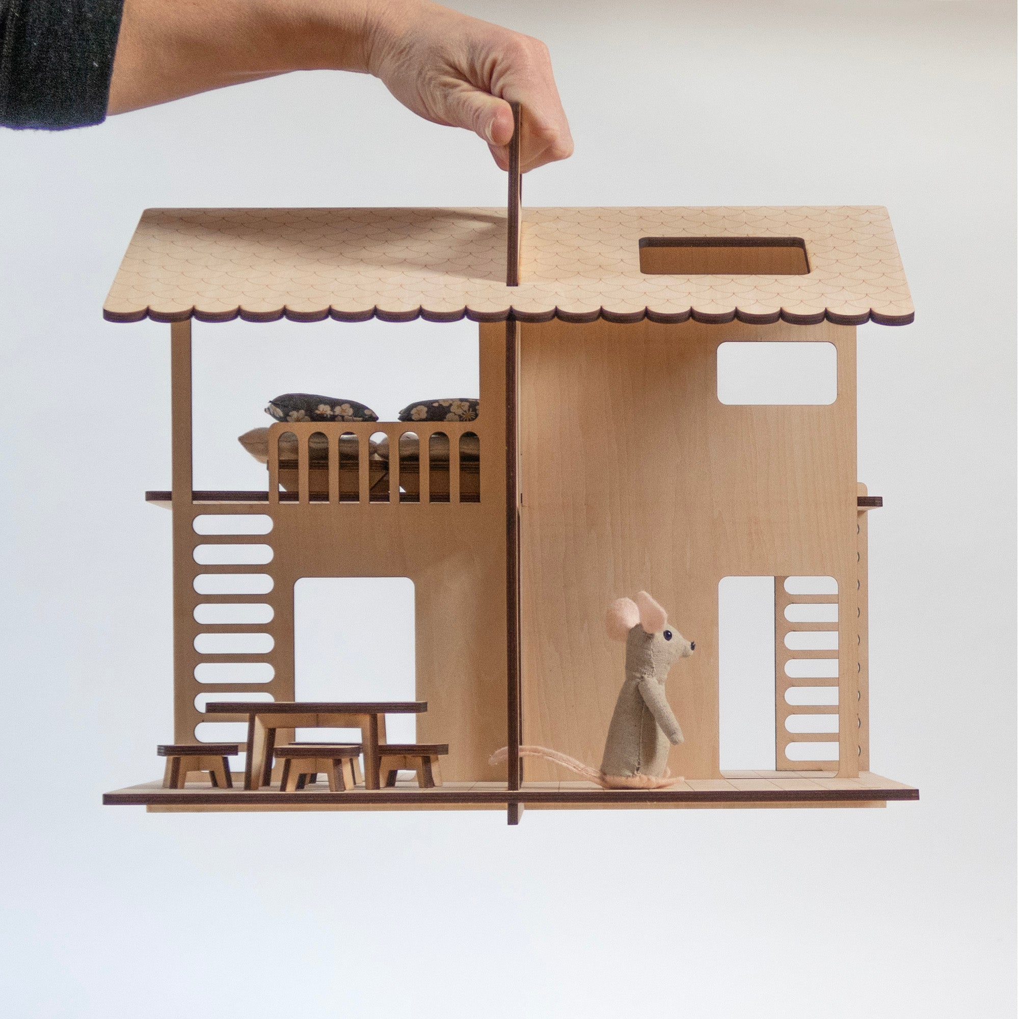 Country-house, maison de poupée en bois et son mobilier.