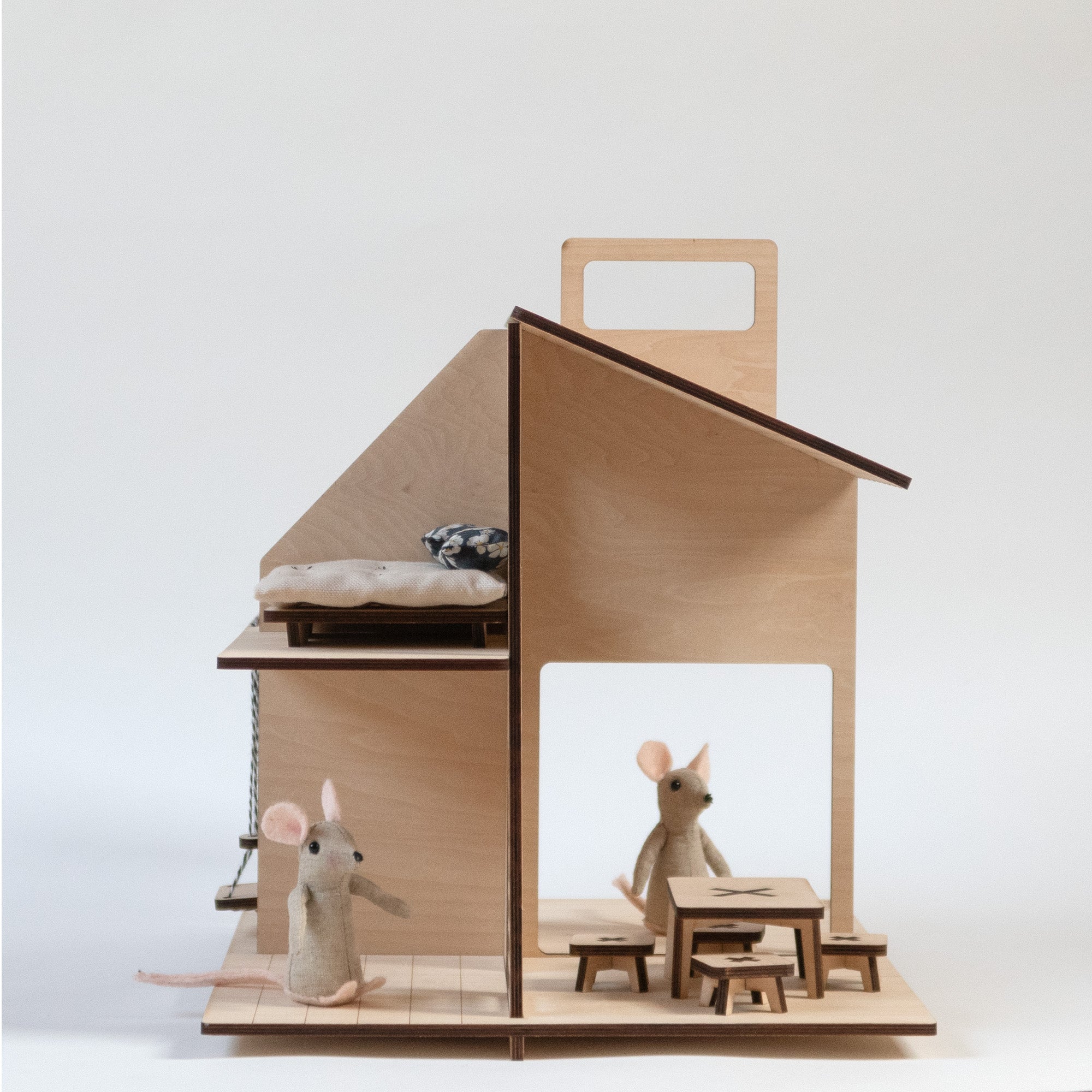 Country-house, maison de poupée en bois et son mobilier.