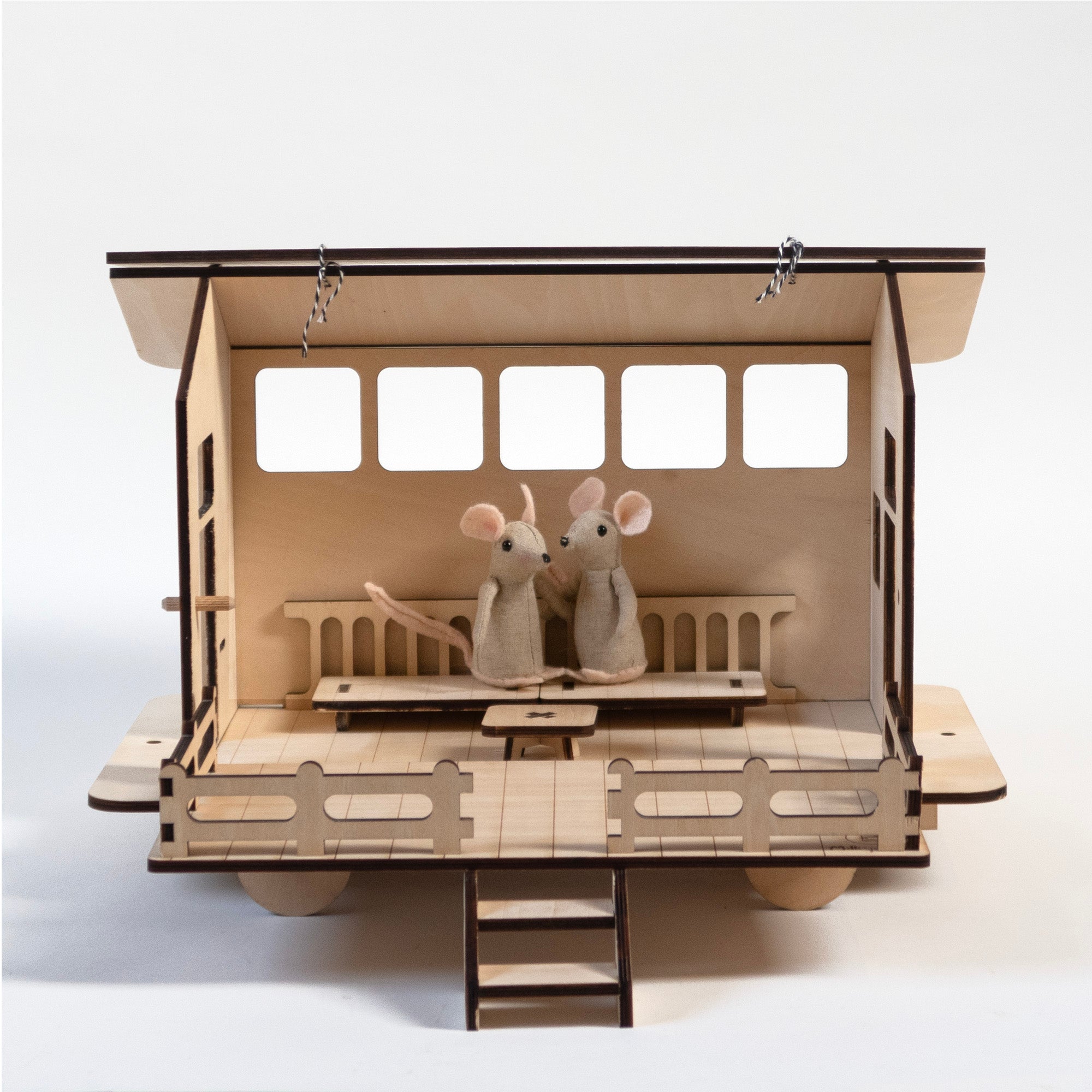 La roulotte, maison de poupée en bois et son mobilier.