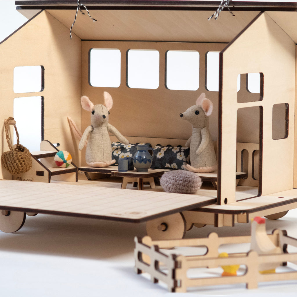 La roulotte, maison de poupée en bois et son mobilier.