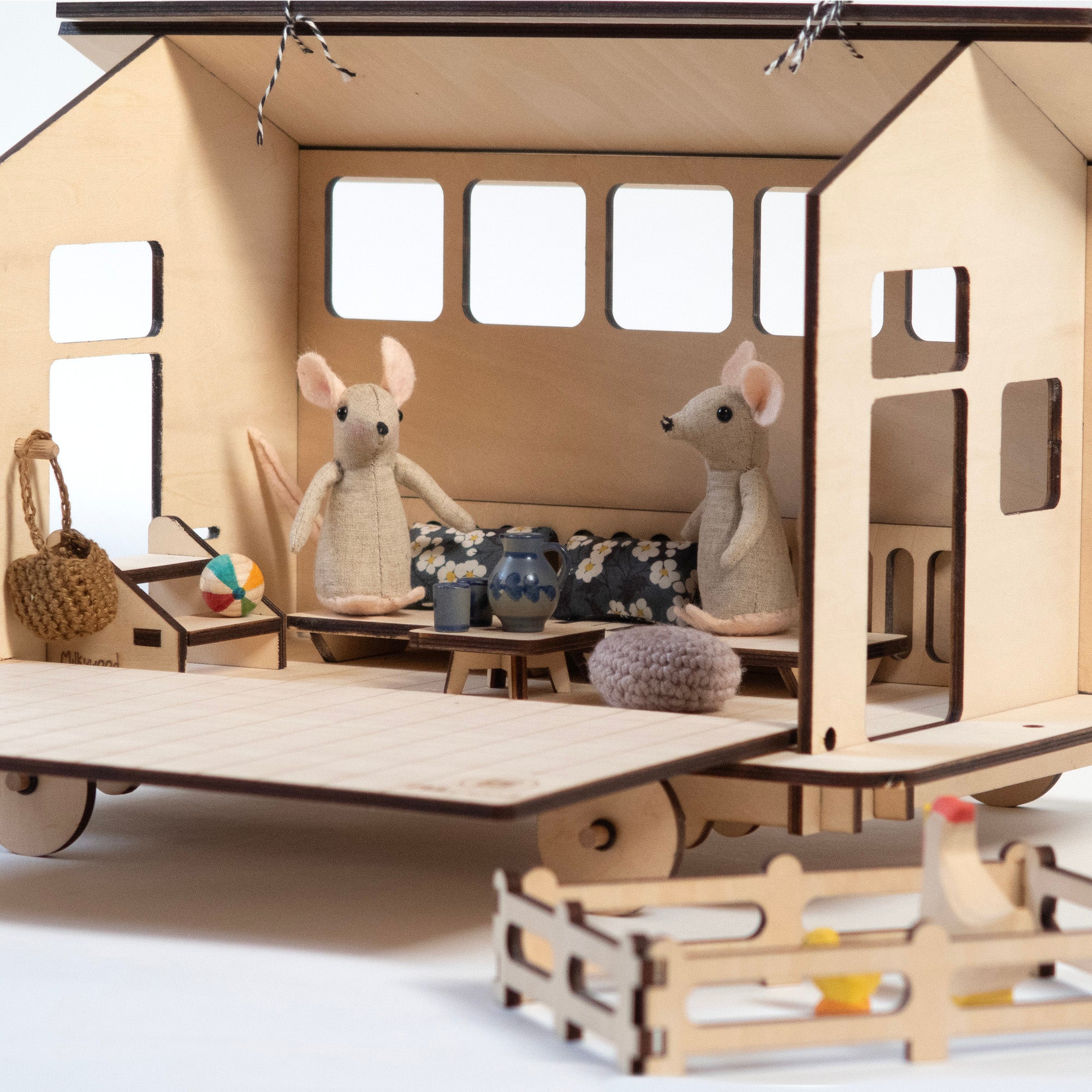 La roulotte, maison de poupée en bois et son mobilier.
