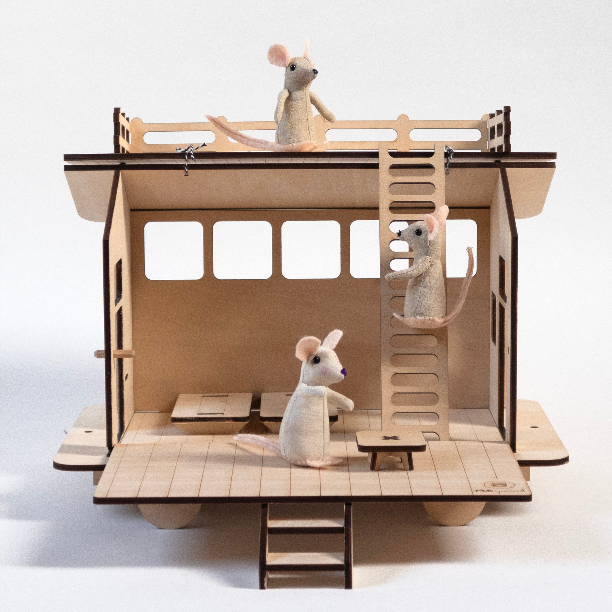 La roulotte, maison de poupée en bois et son mobilier.