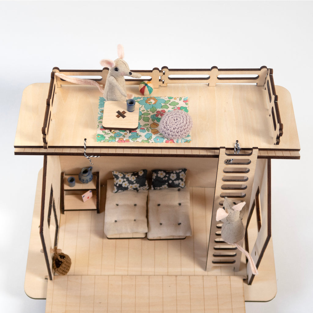 La roulotte, maison de poupée en bois et son mobilier.