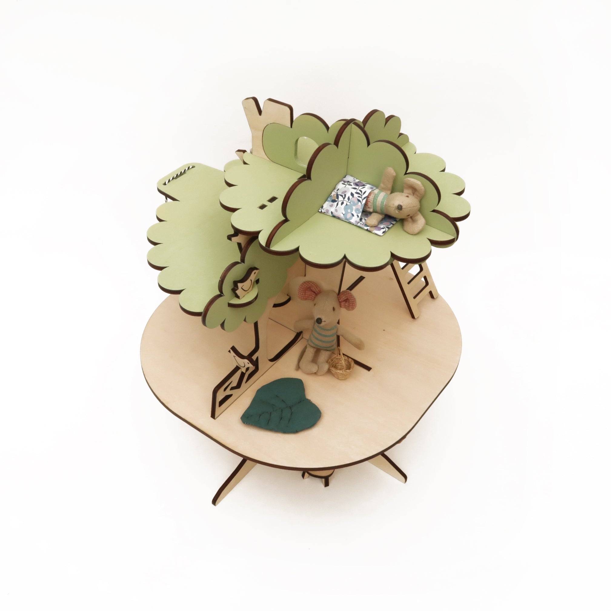 La maison-arbre, maison de poupée en bois et son mobilier sur commande.